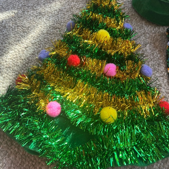 Collection of four Christmas hats and a tie. Excellent used condition. - Picture 6 of 10